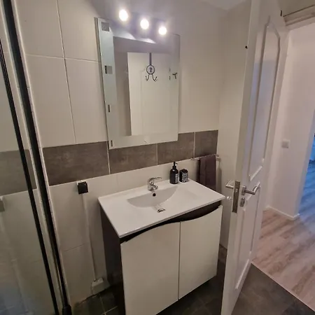 Em Apartment *